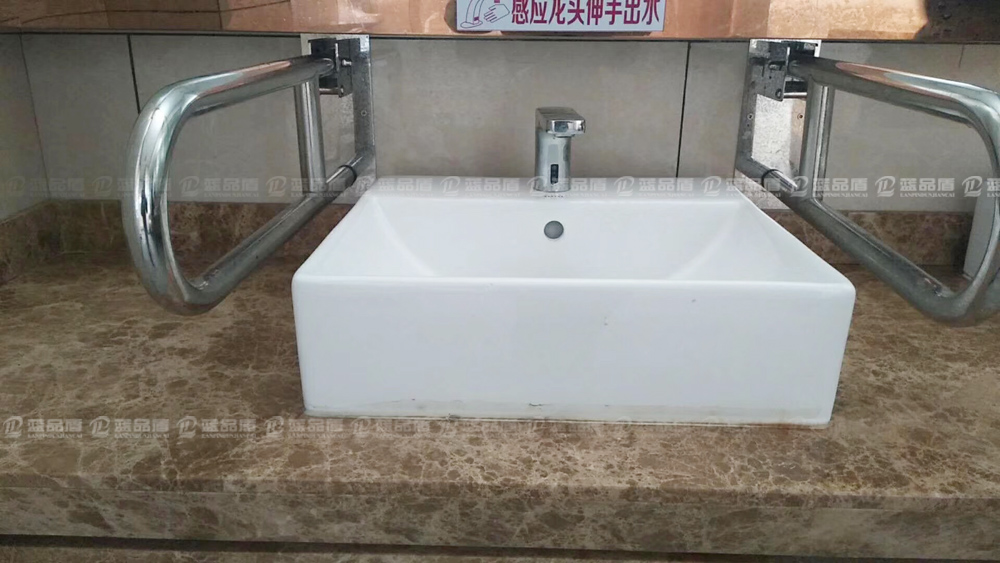 怎樣提高殘疾人使用廁所的安全感？這個(gè)客戶用不銹鋼扶手做到了
