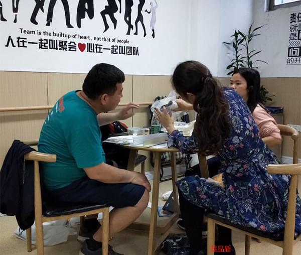 哈薩克斯坦客戶來了解【藍品盾】的醫(yī)院走廊無障礙扶手
